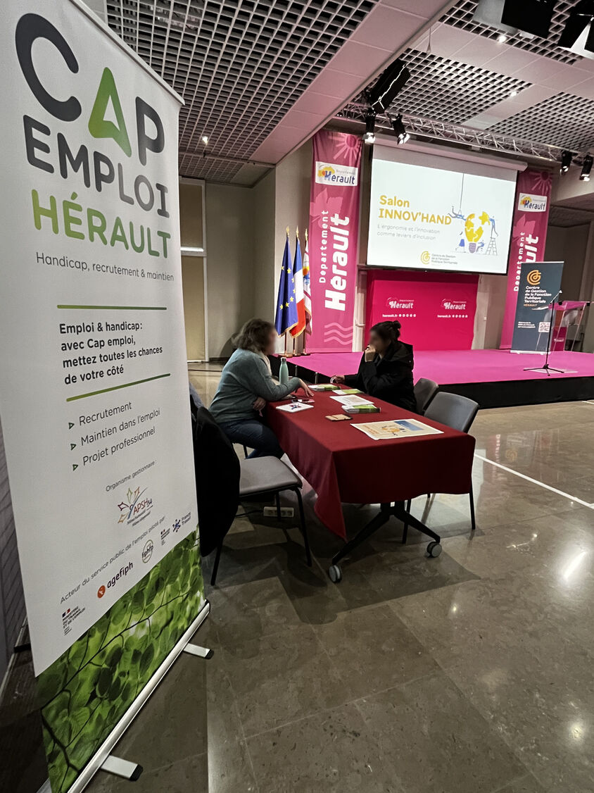Photo stand Cap Emploi stand discussion deux personnes